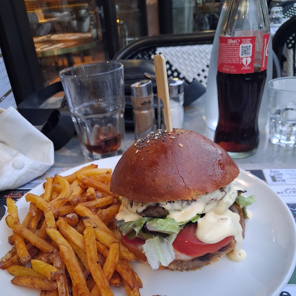 Un burger maison et ses frites, servis sur la terrasse