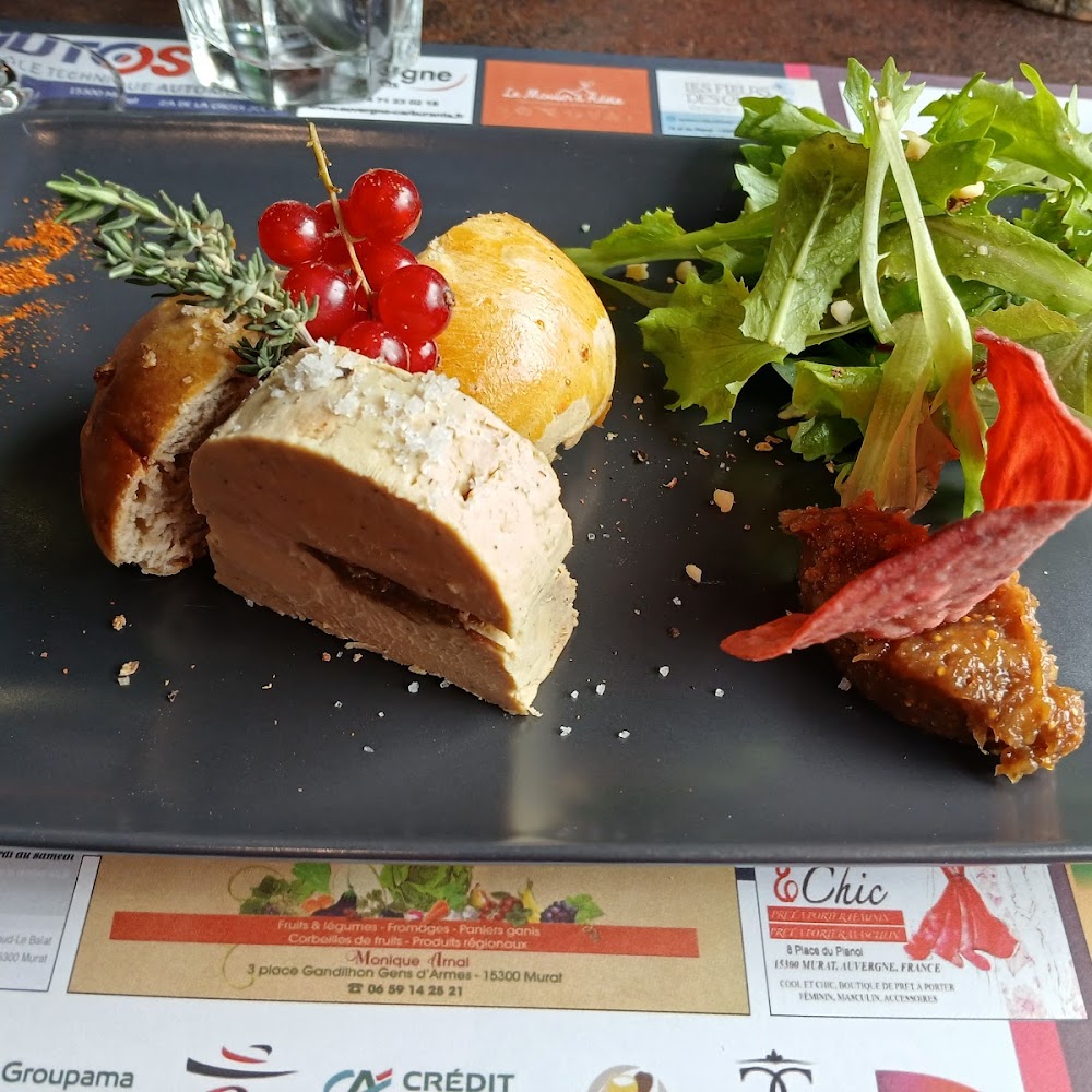 Une assiette de foie gras sur ardoise, avec salade et chutney