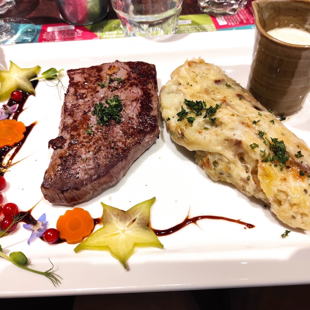Un pavé de bœuf et son gratin, dressés avec soin