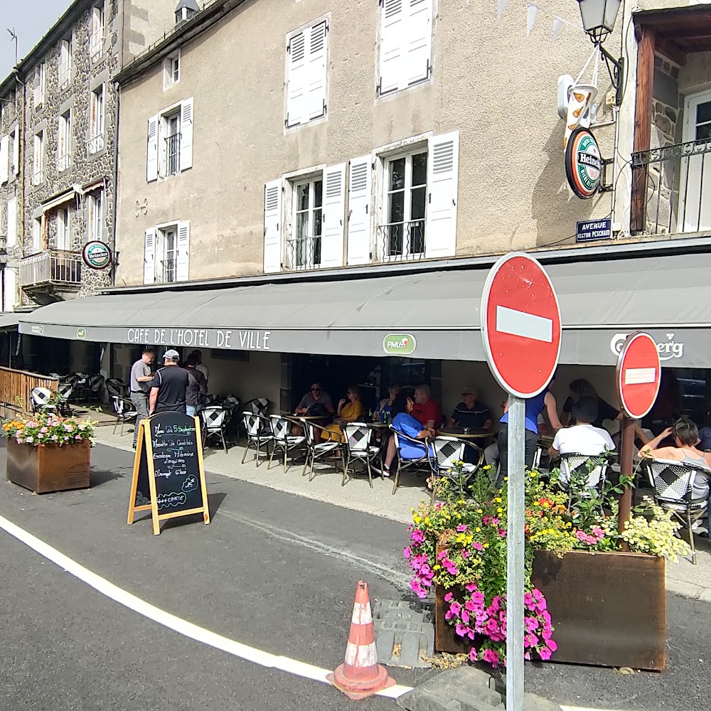 La terrasse du Café de l'Hôtel de Ville sous le store, avenue Hector Peschaud à Murat